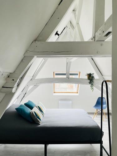 - une chambre avec un lit en mezzanine dans l'établissement BE MY APPARTS, Appartement de charme 