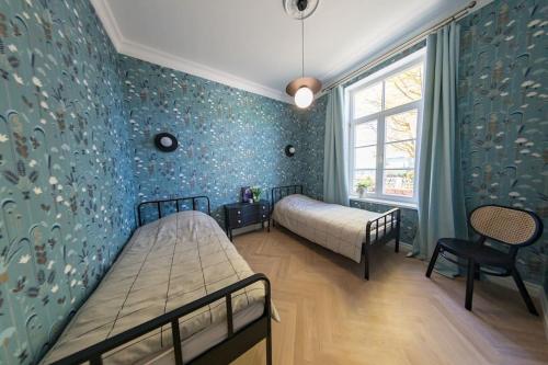 En eller flere senge i et værelse på Lovely 2-bedroom apartment with free parking