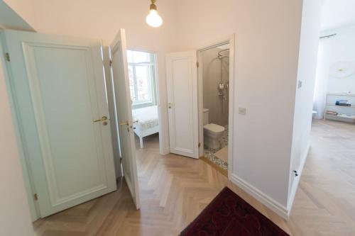 um quarto vazio com um corredor com duas portas brancas em Lovely 2-bedroom apartment with free parking em Haapsalu