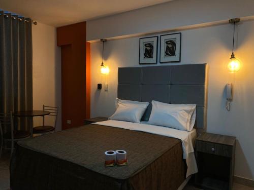 um quarto com uma cama grande com duas chávenas em LUMA SUITE em Lima