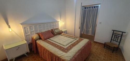 ein Schlafzimmer mit einem Bett, einer Kommode und einem Fenster in der Unterkunft CASA_VISI in Gordoncillo