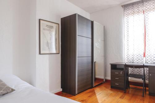 - une chambre avec un bureau et une grande armoire dans l'établissement Trésor de Brou *NEW LOCATION, à Bourg-en-Bresse