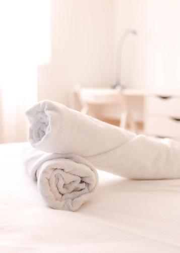 - une serviette assise au-dessus du lit dans l'établissement Trésor de Brou *NEW LOCATION, à Bourg-en-Bresse