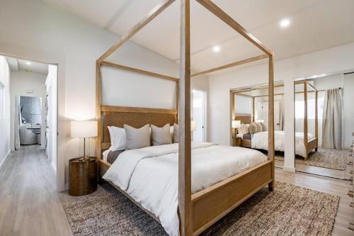 een slaapkamer met een groot hemelbed en een spiegel bij The Rosemont II - La Jolla Luxury in San Diego