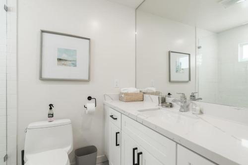 Baño blanco con aseo y lavamanos en The Rosemont III - La Jolla Luxury en San Diego