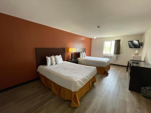 阿布西肯的住宿－遊客酒店，酒店客房设有两张床和电视。