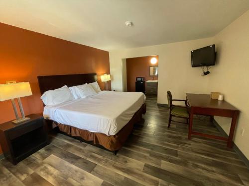 Una cama o camas en una habitación de Tourist Inn