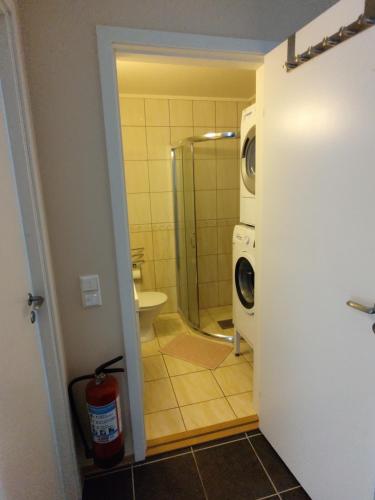 A bathroom at Tjeldsundbrua Overnatting - Sjøhus1