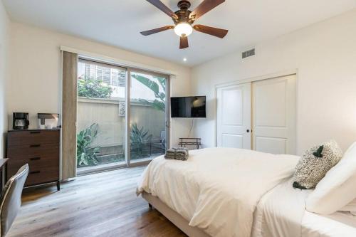 um quarto com uma cama e uma ventoinha de tecto em The San Diego Studio - Free Parking em San Diego