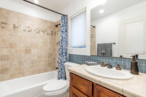 uma casa de banho com um lavatório, um WC e uma banheira em The San Diego Studio - Free Parking em San Diego