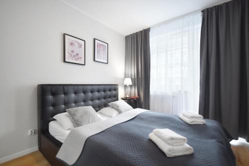 コウォブジェクにあるMER - Apartamenty Bliżej Morza PREMIUMのベッドルーム1室(大型ベッド1台、タオル2枚付)