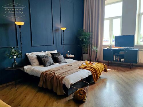 Postel nebo postele na pokoji v ubytování Apartament w kamienicy