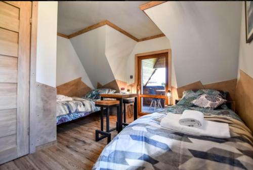 מיטה או מיטות בחדר ב-Czarny Diament Domek