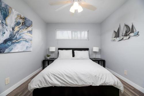 a bedroom with a bed and a ceiling fan at The Palms at Middle River Terrace 3 in Fort Lauderdale