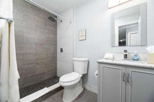 Un baño blanco con inodoro y ducha. en The Palms at Middle River Terrace 4, en Fort Lauderdale