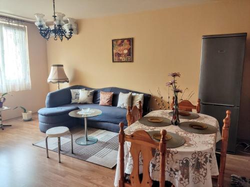- un salon avec un canapé bleu et une table dans l'établissement Sweet Maria Blagoevgrad, à Blagoevgrad