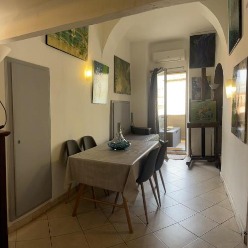 une salle à manger avec une table et des chaises dans l'établissement Près du Vieux port Studio terrasse vue dégagée église de Saint Jean, à Bastia