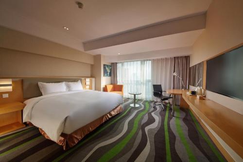 En eller flere senger på et rom på Holiday Inn Express Tangshan Downtown, an IHG Hotel