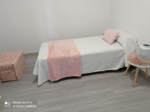 1 dormitorio con 1 cama con sábanas rosas y blancas en Nuevo apartamento Montelouro en Louro