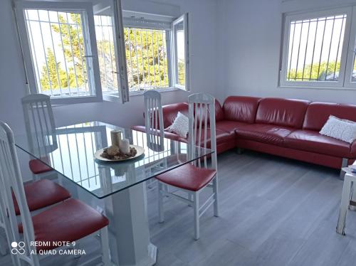 a living room with a glass table and a couch at Nuevo apartamento Montelouro in Louro