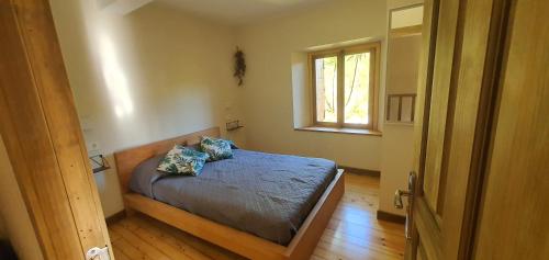 a bedroom with a bed with two pillows on it at Donde Empieza el Paraiso in Gijón