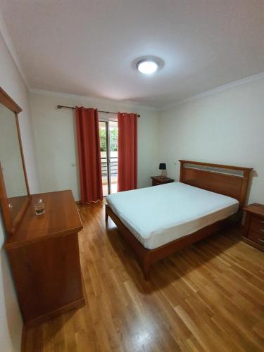 Uma cama ou camas num quarto em Suncoast Residence V (Free parking)