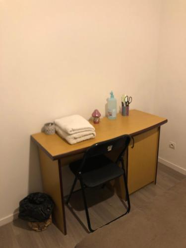 Cette chambre comprend un bureau en bois et une chaise. dans l'établissement Chambre Simple privée Saint Priest, à Saint-Priest