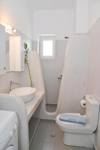 Bilik mandi di Matilda Milos - Cycladic Living