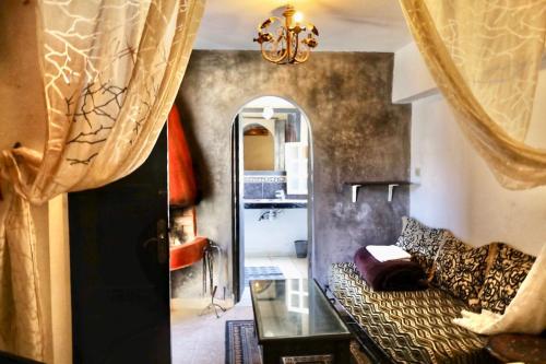 索維拉的住宿－索維拉社交旅遊青年旅舍，客厅配有沙发和桌子