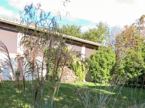 une maison avec un jardin en face dans l'établissement Ca Veja B&B Forlì, à Forlì