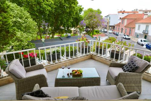 un patio con sedie e un tavolo sul balcone. di Cascais Sun Apartment a Cascais