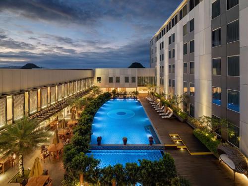 uma vista panorâmica de um hotel com piscina em Radisson Lampung Kedaton em Bandar Lampung