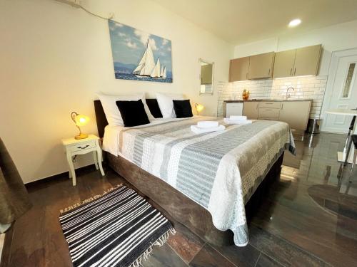 1 dormitorio con 1 cama grande y un velero. en Apartments Sunset en Mlini