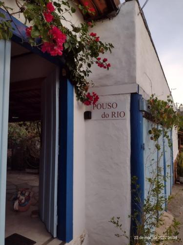 un edificio con un cartel que lee House do rico en Pouso do Rio, en Pirenópolis