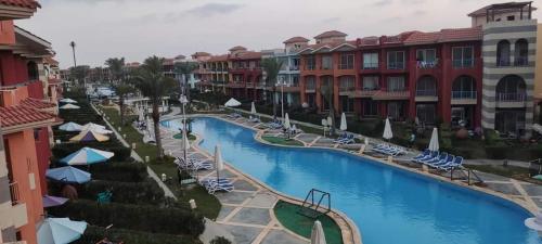 - Vistas a la piscina del complejo en Porto Matruh - Your Family's Peaceful Summer Stay, en Marsa Matruh