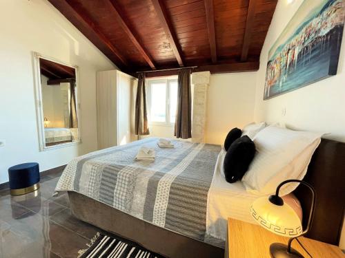 um quarto com uma cama grande num quarto em Villa Sunset em Mlini