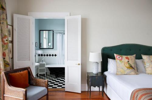 Una cama o camas en una habitación de The Martinborough Hotel