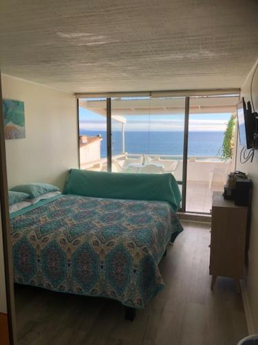 Schlafzimmer mit einem Bett und Meerblick in der Unterkunft Sunset view in Viña del Mar