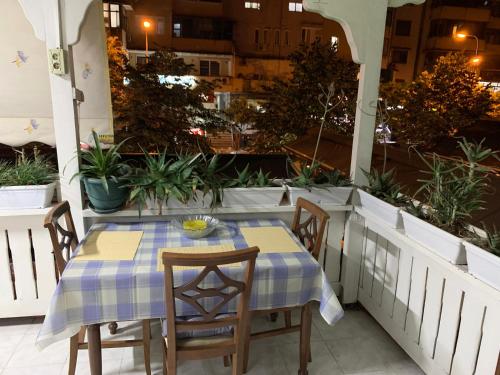 un tavolo e delle sedie su un balcone con delle piante di Veranda Apartment a Tirana