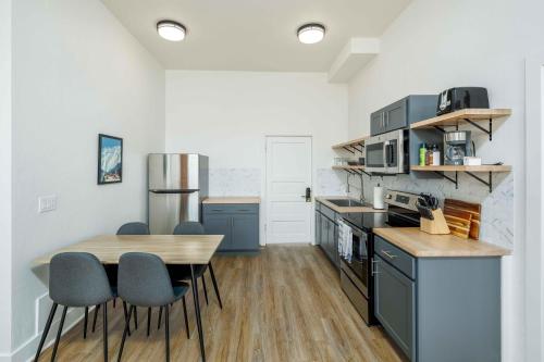 cocina con mesa y sillas en una habitación en MT Block Unit 21 Jefferson, en Livingston