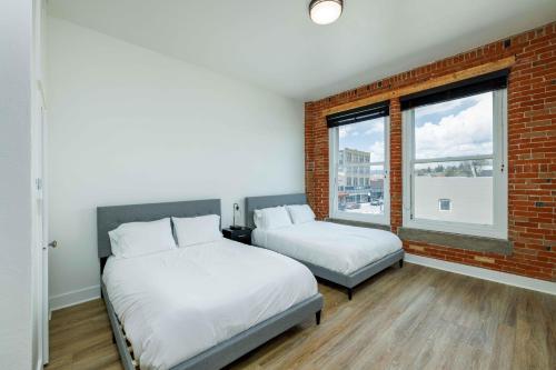 sypialnia z 2 łóżkami i ceglaną ścianą w obiekcie MT Block Unit 21 Jefferson w mieście Livingston