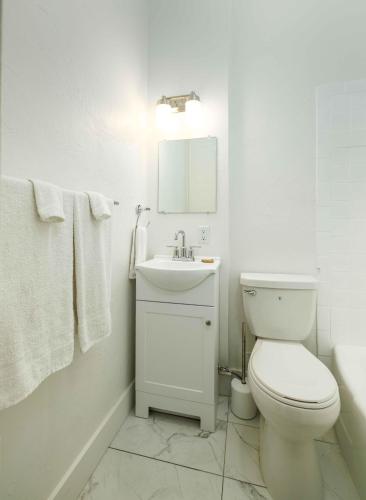 Kylpyhuone majoituspaikassa MT Block Unit 17 Madison