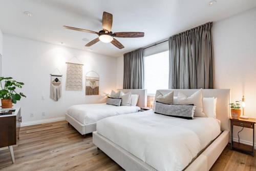 - une chambre avec 2 lits et un ventilateur de plafond dans l'établissement Your Home in San Diego - Two-Car Garage, à San Diego