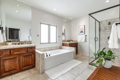 Salle de bains dans l'établissement Your Home in San Diego - Two-Car Garage