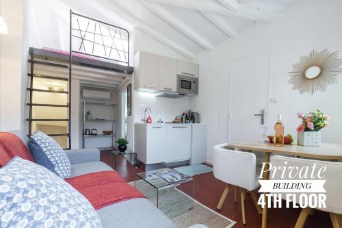 un salon avec un canapé et une cuisine dans l'établissement PRIVATE BUILDING, 4 APTS, UNIQUE AT NICE- OLD TOWN, à Nice