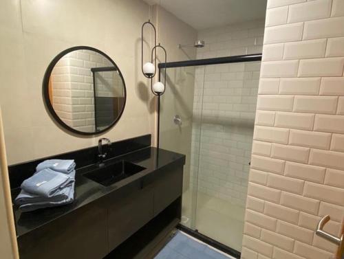 ein Bad mit einem Waschbecken und einem Spiegel in der Unterkunft Luxuoso Apt Eco Resort- Beira mar Praia Carneiros in Rio Formoso