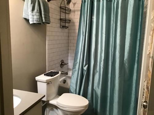 Ένα μπάνιο στο New Orleans Premier Rentals