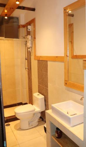 un bagno con WC e lavandino di Casa Gabriel a Cuzco