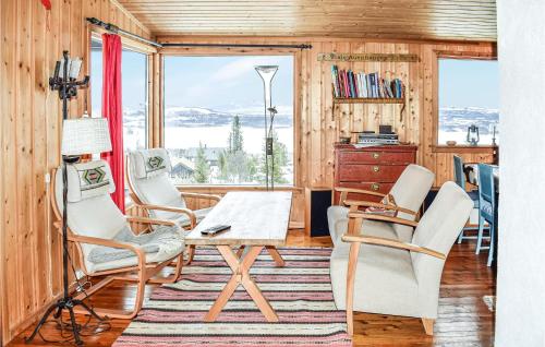 um quarto com uma mesa e cadeiras e uma janela em Amazing Home In Gol With House A Mountain View em Golsfjellet
