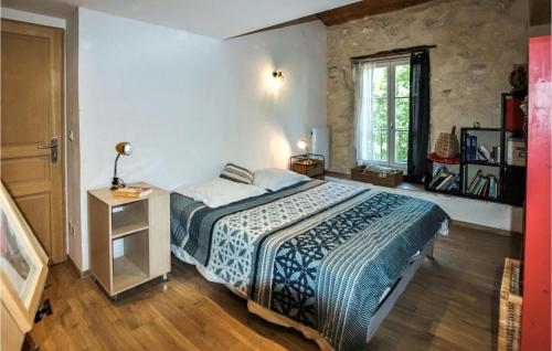 Een bed of bedden in een kamer bij Nice Apartment In Montboucher Sur Jabron With Wifi